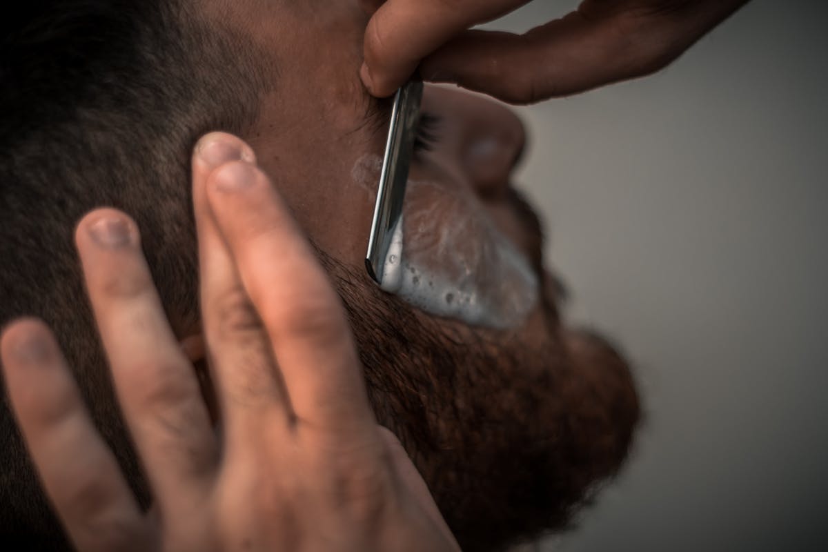 Coupe homme nette, précision aux ciseaux